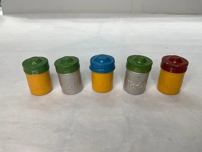 Contenedor de 5 botes de película metálica Kodak vintage tapa multicolor en relieve 35 mm Foto 1 de 3