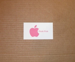 Calamita frigorifero logo Apple "Think Pink" - Foto 1 di 1