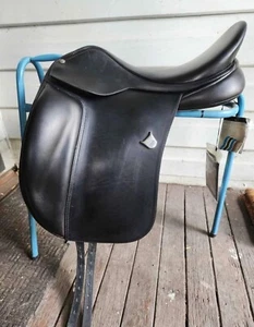 Bates Wide 18inch Dressage Saddle - Picture 1 of 4