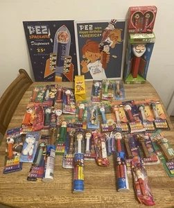 Dispenser PEZ lotto di 133 più 2 insegne in metallo - Foto 1 di 16