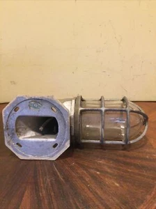 VINTAGE UNION MADE 676993 79 ALUMINUM AND GLASS SCONCE WALL LIGHT - Picture 1 of 12