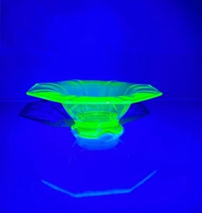 Vintage Green Depression Glass Octagonal Panel Flared Serving Bowl Rare Footed - Picture 1 of 6