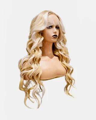 HAIR BY MISSTRESSES Defined Wave blonde gestreifte Mittelteil Lace Front Perücke. Agatha