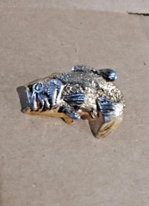 LARGEMOUTH BASS Bass FISHING HAT PIN LAPEL PIN USA MADE 1” Gold Color - Picture 1 of 6