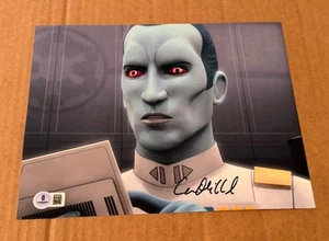 FOTO 8X10 FIRMADA POR LAS MIKKELSEN DE LOS REBELDES DE LA GUERRA DE LAS ESTRELLAS 8X10 CERTIFICADO DE AUTENTICIDAD BECKETT FIRMADA A MANO #3 - Imagen 1 de 1