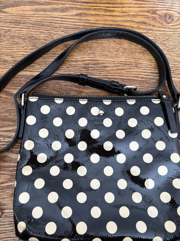 Kate Spade Carlisle 小号斜挎包黑色和奶油色圆点专利钱包 — 第 1/4 张图片
