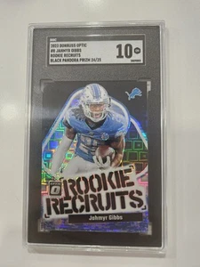 2023 Optic Jahmyr Gibbs #8 Black Pandora /25 Rookie Recruits POP 1 SGC GEM 10 - Foto 1 di 2