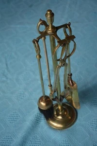 Vintage Five-Piece Brass Fireside TOOL Set on Stand. Shovel-Poker-Brush-Tongs. - Bild 1 von 1