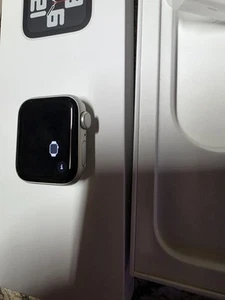 Apple Watch SE 2nd Gen 40mm Starlight w/ S/M Starlight Sport Band - Excellent - Photo 1 sur 8