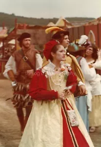 1980's RENAISSANCE FAIR Color FOUND PHOTO Snapshot A MOMENT IN TIME 53 LA 83 V - Picture 1 of 1