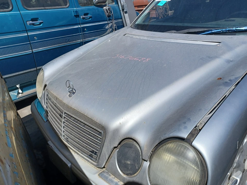 (Solo camioneta local) Capó 210 tipo E55 se adapta a 96-99 MERCEDES CLASE E E320  Foto 1 de 4