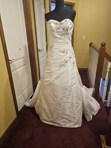 NWT Maggie Sottero Ivory Wedding Gown Size 12 - Picture 1 of 5
