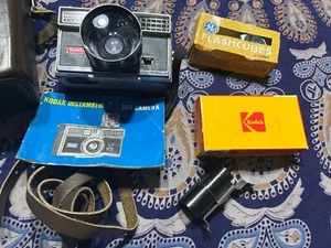 Vintage Kodak Instamatic 304 Camera  gold crest wide lens,film, flash cubes more - Picture 1 of 3