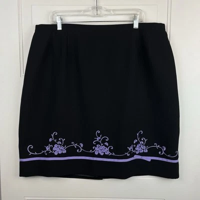 Falda para mujer Plaza South 22 Petite negra con bordado púrpura cintura elástica Foto 1 de 4