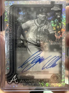 2025 Topps Chrome Nacho Alvarez Jr. #RA-NA RC Auto Bianco e Nero Mini Diamante  - Foto 1 di 2