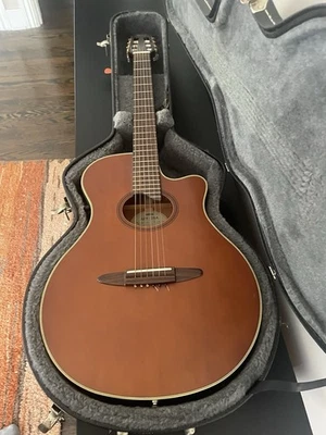 Guitarra eléctrica/acústica Yamaha APX 6NA con estuche rígido Foto 1 de 3