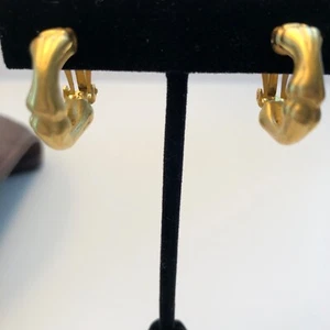 Givenchy Vintage 1980er - 1990er Jahre mattgold kleine Bambus Design Ohrringe zum Anklemmen - Bild 1 von 2