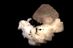 Fluorita octaédrica rosa, Chum Bakhor, Pakistán - Imagen 1 de 2