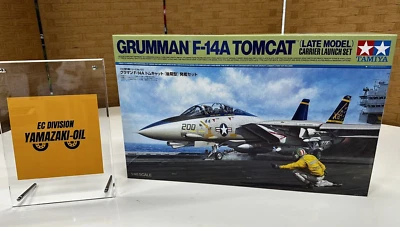 Tamiya 61122 Scala 1/48 Model Kit U.S Grumman F-14A Tomcat Carrier Launch Set - Immagine 1 di 4