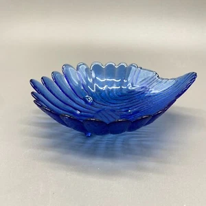 Plato de baratija de caramelo con forma de abanico acanalado cuenco con carcasa de vidrio azul cobalto vintage - Imagen 1 de 8