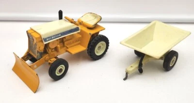 TRACTOR DE CÉSPED Y JARDÍN ERTL INTERNATIONAL CUB CADET 125 CON HOJA Y REMOLQUE  Foto 1 de 4