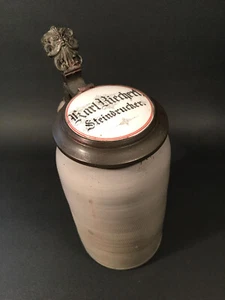 Antica brocca in gres / / impressatrice - brocca / litografia / boccale birra 1900 circa - Foto 1 di 10