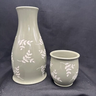 Jarra de noche de cerámica verde salvia con hojas blancas Foto 1 de 4