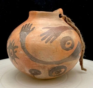 BEAUTIFUL VTG CHILEAN MAPUCHE POTTERY VASE 5" HANDS, EYES, FLOWERS c1970 g - Picture 1 of 7