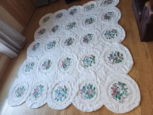 Vintage gehäkelte Applikation gesteppte Tagesdecke * gewellte Kanten * 84"x 96" Zoll * Queen Plus - Bild 1 von 13