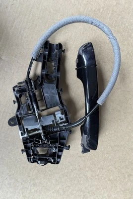 2018-2024 VOLKSWAGEN TIGUAN FRONT RIGHT EXTERIOR DOOR HANDLE W/ BASE & CABLE OEM - Image 1 of 2