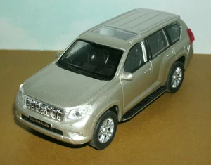 Modellino SUV scala 1/39 2010 Toyota Land Cruiser Prado J150 (4,5") Welly 43830 oro - Foto 1 di 6