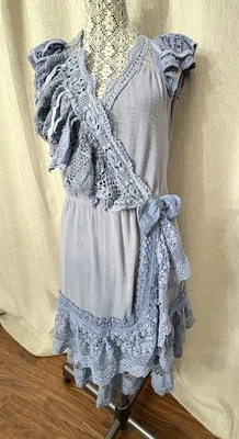 Dusty Blue Tattered Shabby 波西米亚蓝色 Midi 连衣裙 复古 系带 Upcycle SZ L 层上衣 — 第 1/4 张图片