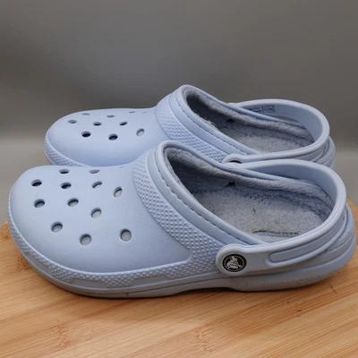 Sandálias Crocs M8 W10 tamancos forrados azul forrado isolado deslizamento em falhas - Imagem 1 de 4