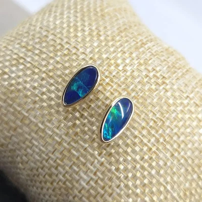 Pendientes de ópalo de roca doblete natural australiano de forma libre de oro macizo de 14 k Foto 1 de 4