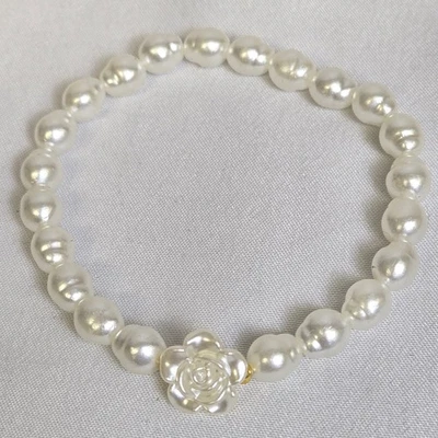 Pulsera elástica floral rosa con cuentas, tono blanco/dorado Foto 1 de 4