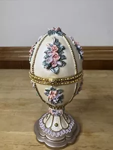Vintage Spieluhr aufklappbares Ei Schmuckkästchen. Weiß mit zarten Blüten - Bild 1 von 3