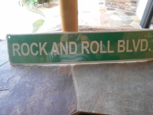 ROCK AND ROLL BLVD. "Letrero de calle verde con letras blancas estaño metal 24" x 5""" - Imagen 1 de 1