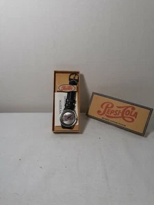 Orologio Analogico Pepsi Cola al Quarzo: Faccia Argento/Grigio & Cinturino in Pelle Nera [1996] NUOVO - Foto 1 di 3