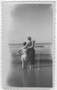 Hombres en Playa en Biarritz Francia 1945 Antigua Original Segunda Guerra Mundial Fotografía Amateur - Imagen 1 de 2