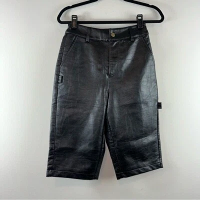 Bermuda Urban Outfitters couro sintético preta tamanho 26 - Imagem 1 de 4