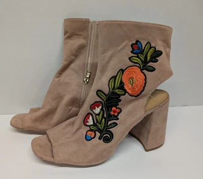 Botín boho de gamuza floral bordado talla 10 para mujer Delicious punta abierta y tacón Foto 1 de 4