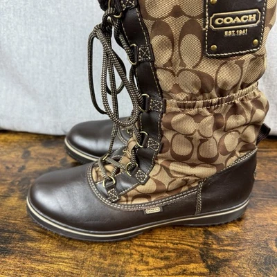Bota Coach Shaine acolchoada inverno assinatura C e couro 9 B marrom monograma Sherpa - Imagem 1 de 4