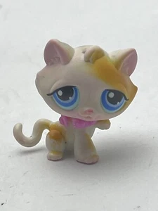Littlest Pet Shop~#52~Gato Gatito~Blanco Amarillo~Pata Levantada~Ojos de Punto Azul~Imán Rojo - Imagen 1 de 5
