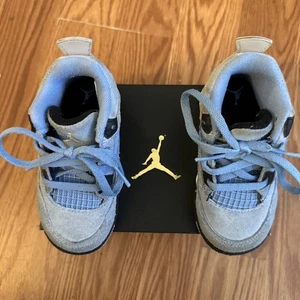 Air Jordan 4 Retro TD University Blu Nero Bianco BQ7670-400 Bambini Taglia 7C - Foto 1 di 9
