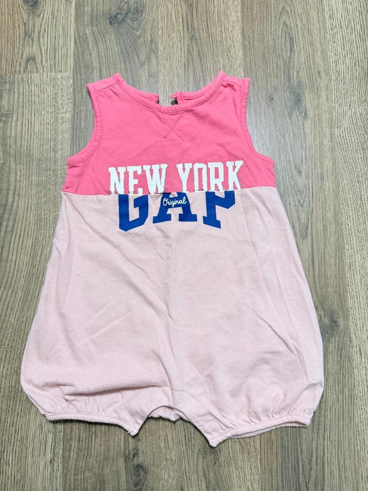 Baby Gap One Piece, Infantil Talla 3-6M, Rosa, Estampado Nueva York Foto 1 de 4