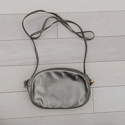 Bolsa tiracolo Morris Moskowitz feminina couro genuíno com zíper prata - Imagem 1 de 4