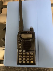 Yaesu 2m Band Compact Hand-Held FM Transceiver - FT-11R Spares or Repair - Zdjęcie 1 z 2