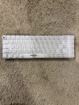 Teclado silencioso cremoso High Ground con interruptores silenciosos Foto 1 de 4