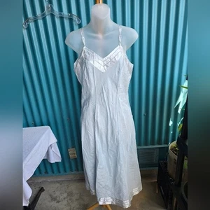 Elegante Chemise Blanco D'illards con Correas de Espagueti y Silueta Línea A - Imagen 1 de 11