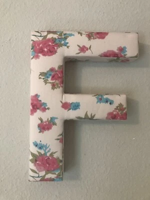 Letra de pared cubierta de tela - Rosa floral - Letra F Foto 1 de 4